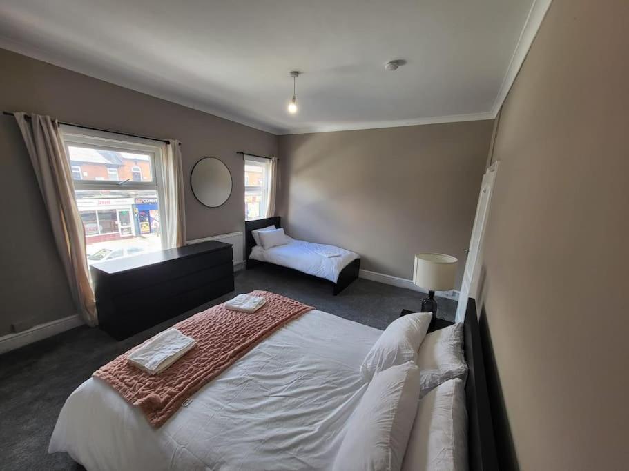 4 Bedroom House, 8 Min To City! Manchester Eksteriør billede